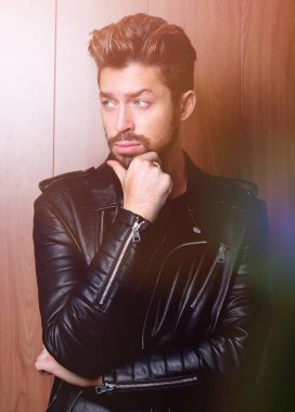 Deri ceketli adam modası, ahşap arka plan