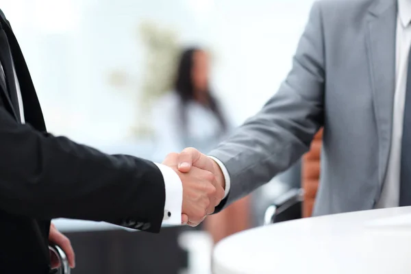 Handshake Manager a klient v kanceláři. — Stock fotografie