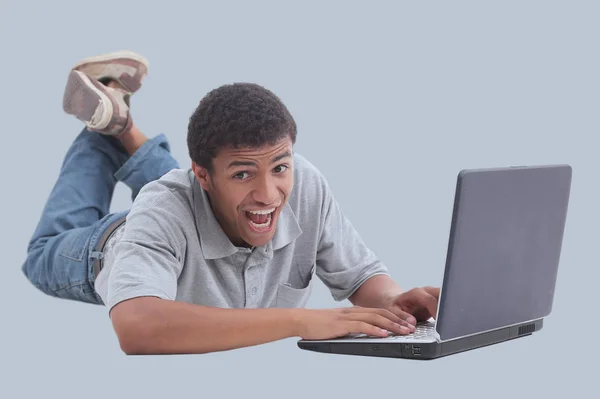 Mutlu Afrika adam beyaz bitti izole bir dizüstü bilgisayar- — Stok fotoğraf