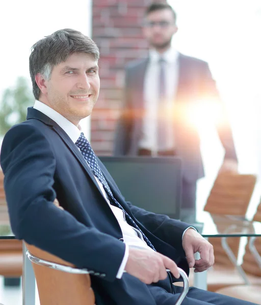 Empresario sentado en una sala de conferencias vacía — Foto de Stock