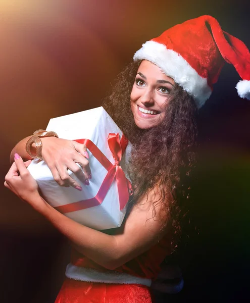 Красива жінка з різдвяною подарунковою коробкою на чорному тлі — стокове фото
