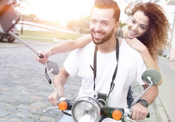 幸せなカップルは、オートバイで旅行します。旅行の概念 — ストック写真