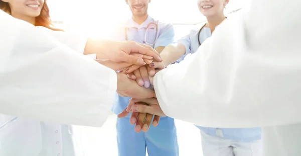 Image de fond d'un groupe réussi de médecins sur un bac blanc — Photo