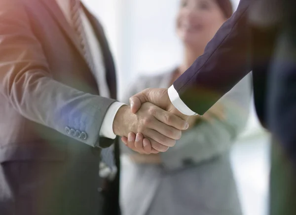 Zbliżenie uścisku dłoni partnerów biznesowych — Zdjęcie stockowe