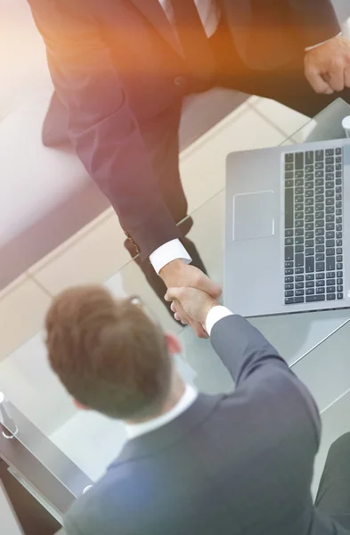 Handshake podnikatelů na pracovišti. — Stock fotografie