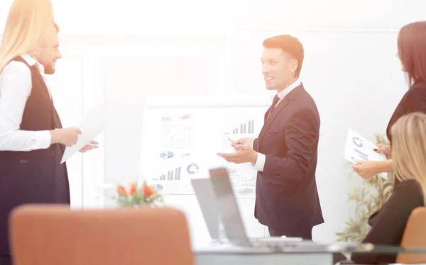 Empresario hace una presentación a su equipo de negocios — Foto de Stock