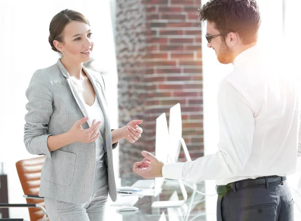 Mulher de negócios conversando com seu assistente — Fotografia de Stock