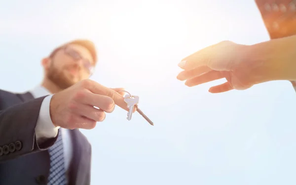 Cropped image of estate agent giving house keys to man in office — Stock Photo, Image