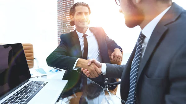 Närbild. Business-handskakningen på ett kontor. — Stockfoto