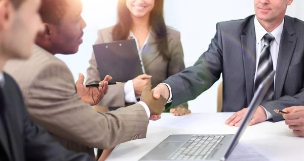 Handdruk zakelijke partners op een zakelijke bijeenkomst — Stockfoto