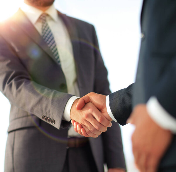 Amistosos hombres de negocios sonrientes apretón de manos. Foto concepto de negocio — Foto de Stock