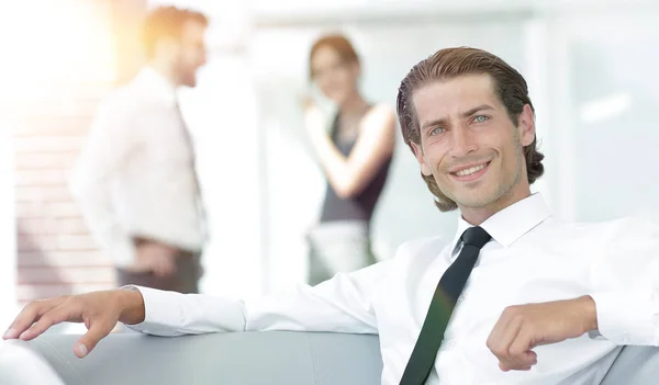 Retrato de empresário pensativo no fundo borrado . — Fotografia de Stock