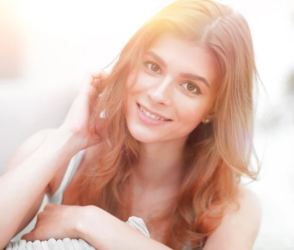 Крупный план портрета улыбающейся молодой женщины с легким макияжем — стоковое фото