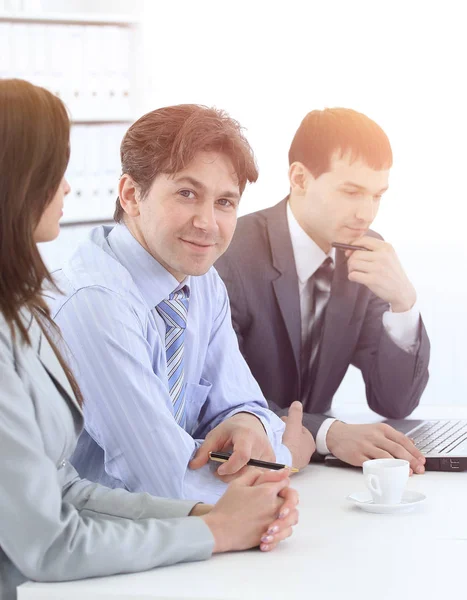 Chef des Business-Teams sitzt am Schreibtisch — Stockfoto