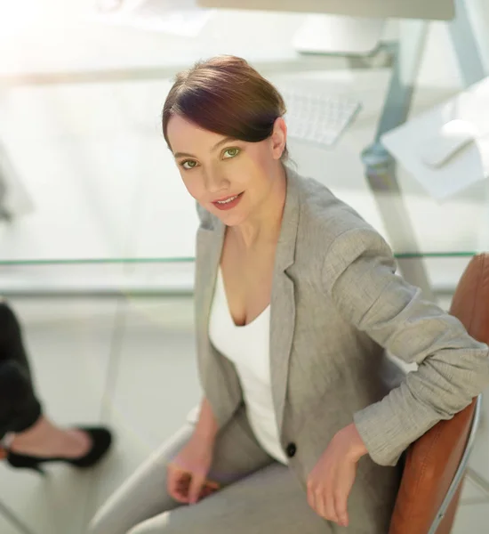 Portrait de vue de dessus de jeune femme d'affaires d'affaires assis à th — Photo