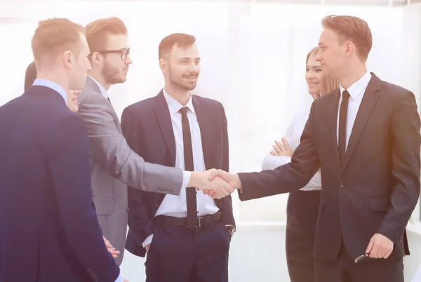 Handshake Manager y el cliente en la oficina — Foto de Stock