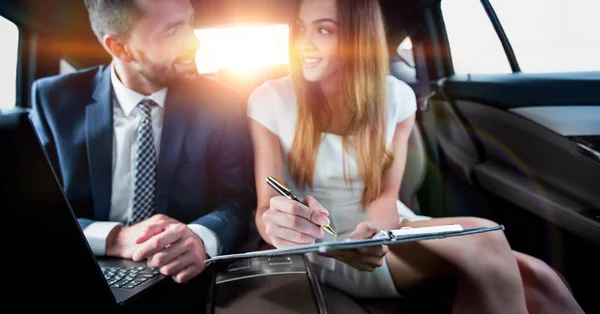 Empresario y mujer de negocios hablando en un movimiento —  Fotos de Stock