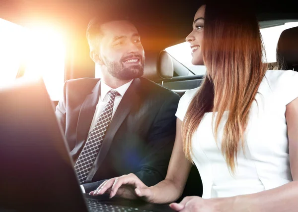 Gente de negocios reunión coche de trabajo dentro — Foto de Stock