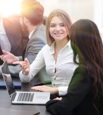 Kadın personeli ofiste