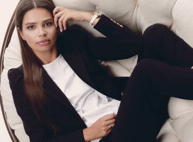 düşünme, yuvarlak bir sandalyede oturuyor iş kadını