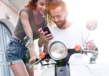 Mutlu genç çift yaz gezisi bir scooter üzerinde olması