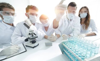 Kimyasal laboratuvar çalışması sırasında bilim adamları