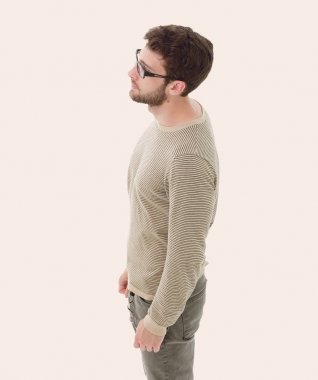 ciddi bir genç adam portresi. Fotoğrafta tam uzunlukta