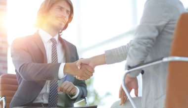 İş adamları geniş pencereli odaya karşı el sıkışıyor