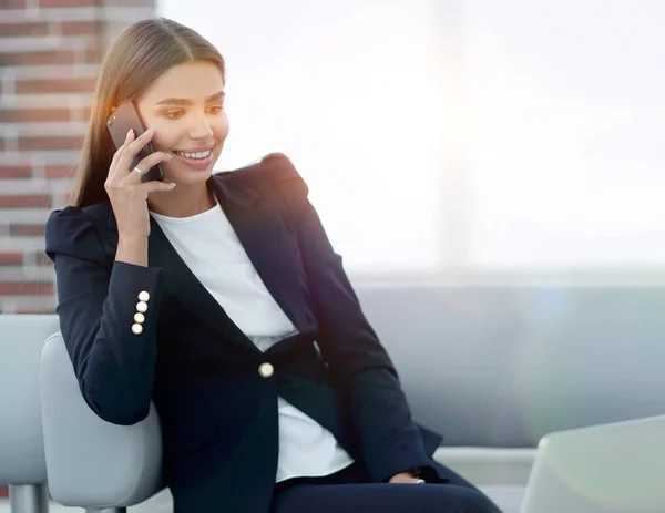 Kvinnlig Manager talar på mobiltelefon — Stockfoto