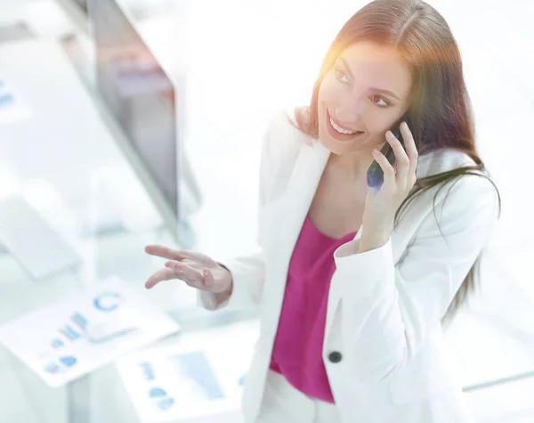 Female Manager talking on the phone — Stock Photo, Image