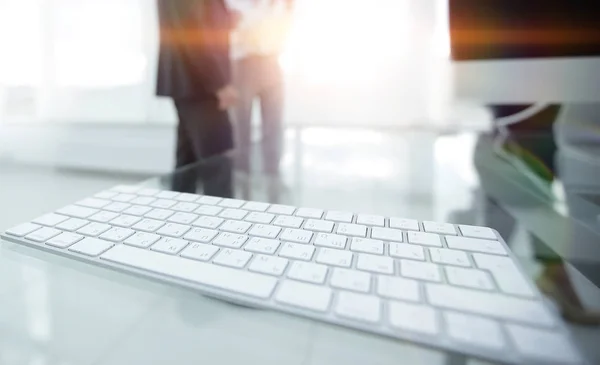 Close-up de um teclado de computador na área de trabalho . — Fotografia de Stock