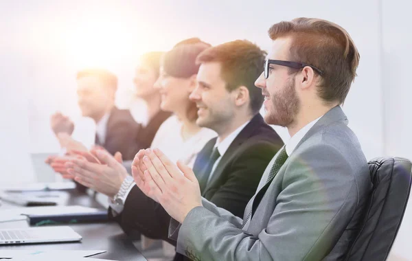 Animando al equipo de negocios sentado en Desk —  Fotos de Stock