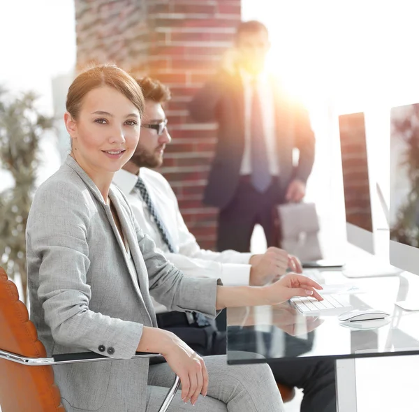 Portrait d'une femme d'affaires confiante dans son bureau — Photo