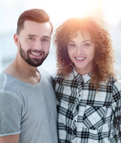 Feliz jovem casal está abraçando uns aos outros . — Fotografia de Stock