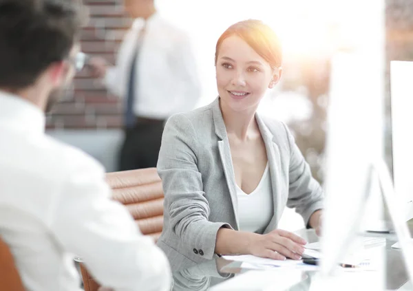 Business woman talking with a client — Stock Photo, Image