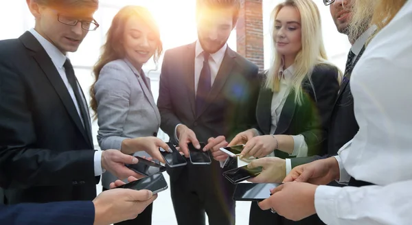 Close-up van smartphones in handen van zakelijke jongeren — Stockfoto