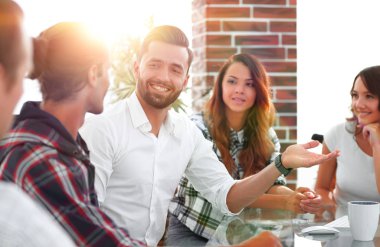 yaratıcı ekibi tartışırken, yakın çekim