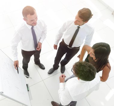 arka plan resmi bir iş takımının yeni fikirler tartışıyor.