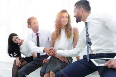 karşılıklı iki arkadaşları arasında hoş geldiniz.