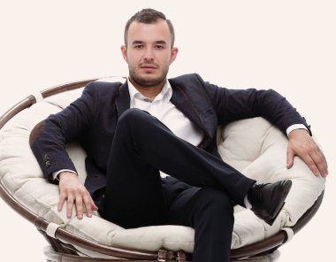 genç işadamı rahat bir sandalyede oturuyor