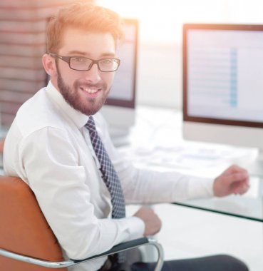 ekranın önünde oturan deneyimli programcılar.