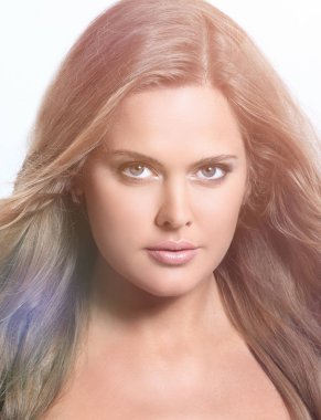 Stüdyo çekim karşı mükemmel cilt ile güzel bir genç kadının