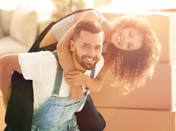 Feliz familia pareja abrazando en un nuevo casa — Foto de Stock