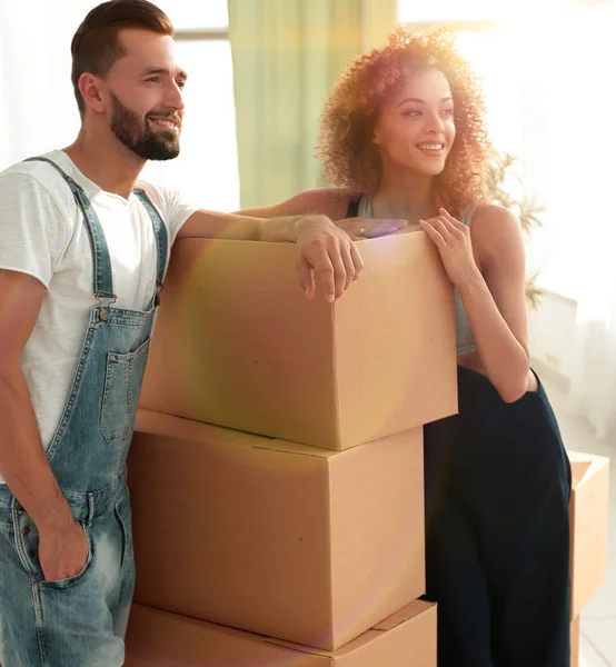 Paar die naast de vakken wanneer verhuizen naar een nieuw huis — Stockfoto