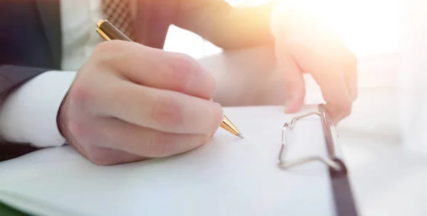 Affärsman tecknar avtal. Håller pennan i hand. — Stockfoto