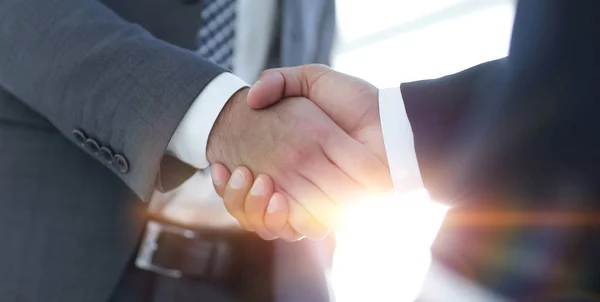Geschäftsmann reicht Partnerin die Hand zum Händedruck — Stockfoto