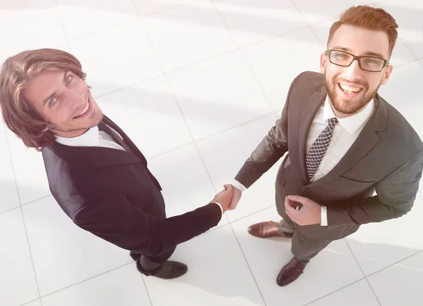 Empresaria y hombre de negocios estrechando la mano en la oficina , — Foto de Stock