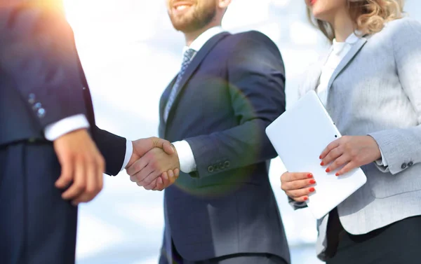 Framgångsrika affärsmän handslag hälsning deal koncept — Stockfoto