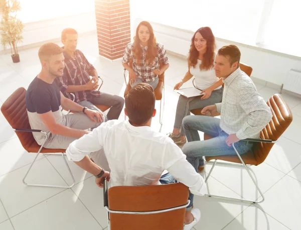 Equipo creativo está llevando a cabo el taller — Foto de Stock