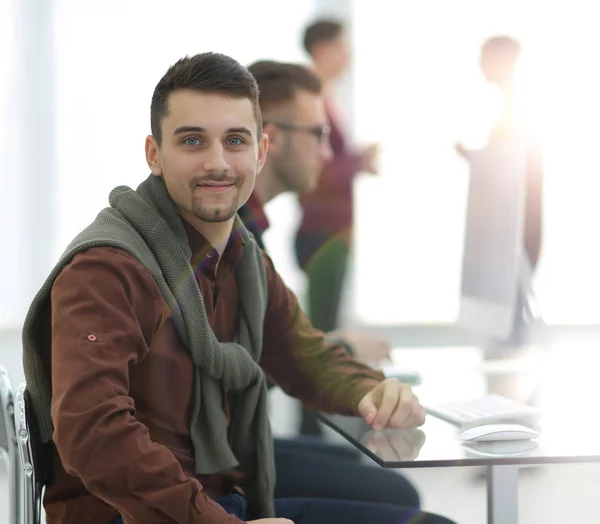 Retrato del jefe de equipo en la oficina . — Foto de Stock